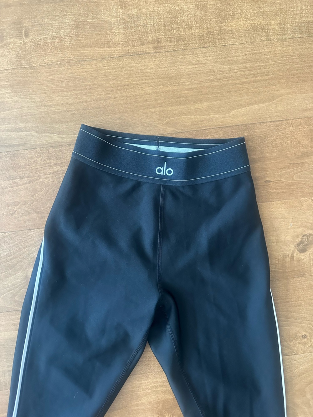 ALO Yoga Black Leggings and matching Sports Bra with White Side Piping - Picture 9 of 9